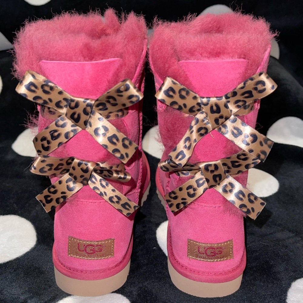 💕 UGG BOOTS - Bailey Bow 🎀 Cheetah Leopard Pink Size 5 Womens